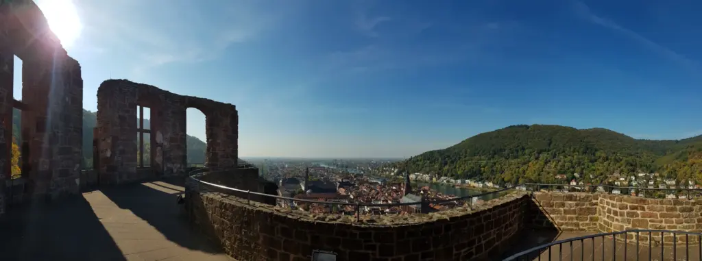 Terraço do Castelo de Heidelberg com arcadas em ruínas e vista da cidade