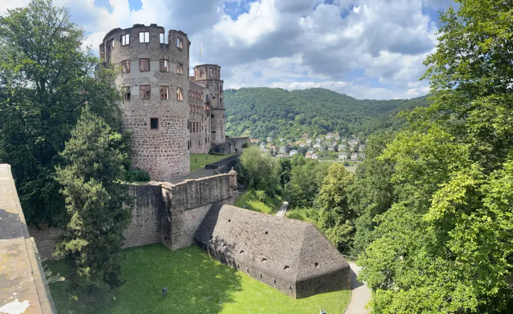 Torre em ruínas e grande bloco de alvenaria caído no fosso do castelo