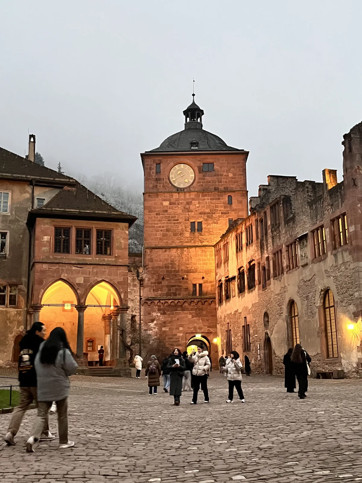 Torre do portão do Castelo de Heidelberg iluminada ao entardecer