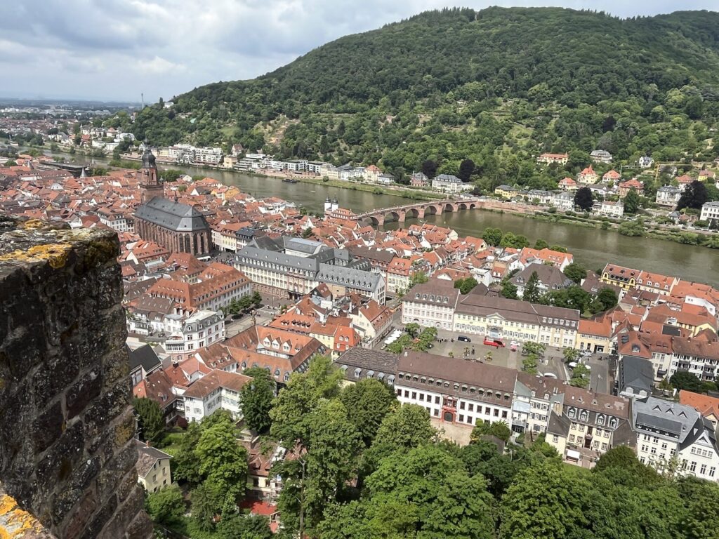 Vista do Castelo de Heidelberg sobre a cidade velha, a Igreja do Espírito Santo, a Ponte Velha, o rio Neckar e o Heiligenberg