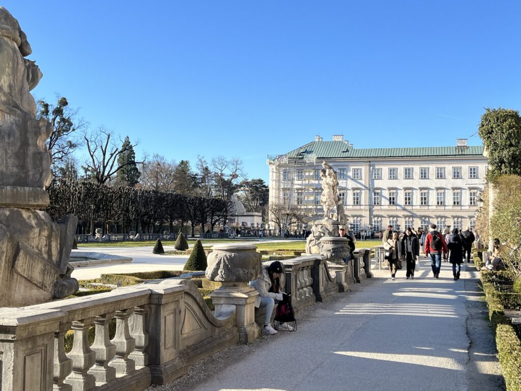 Jardins Mirabell com balaustrada de pedra e estátuas diante do Palácio Mirabell, em Salzburgo