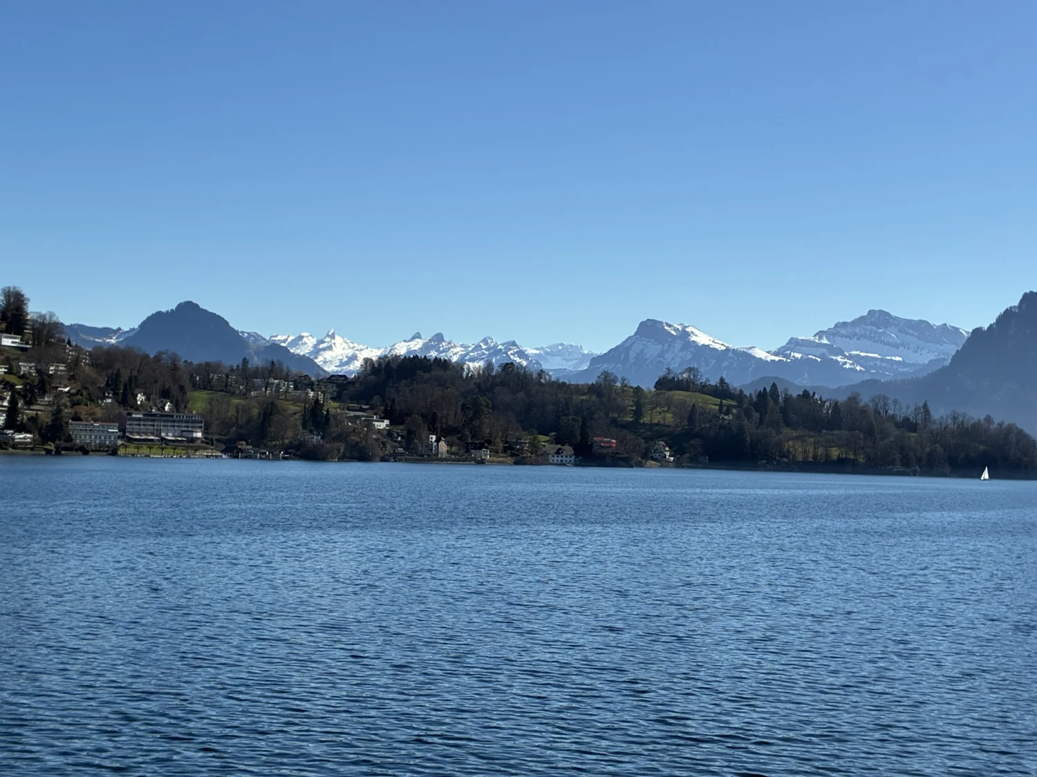 Lago de Lucerna, na Suíça, com os Alpes nevados ao fundo