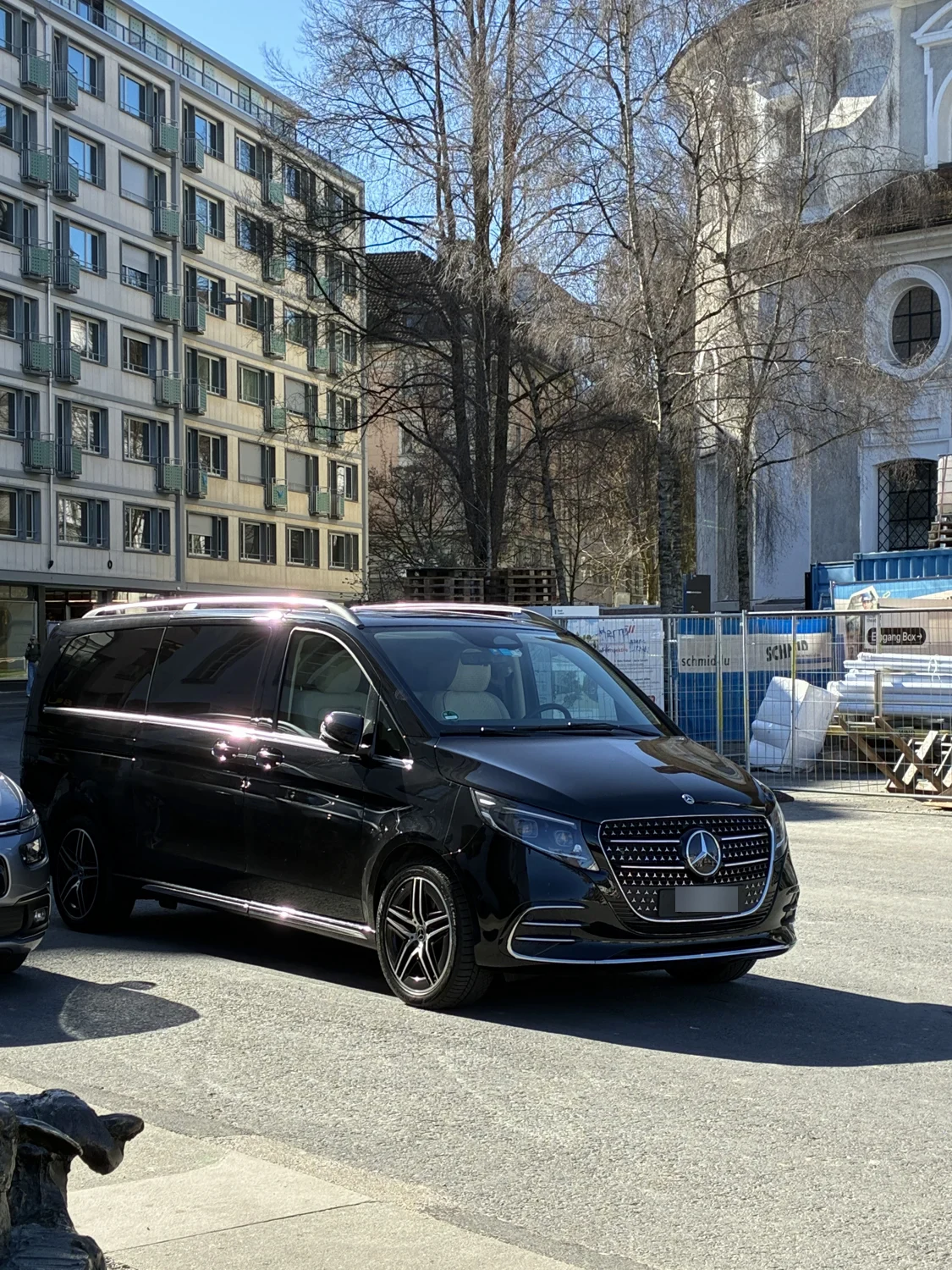 Veículo de transporte privativo em uma praça de Lucerna, na Suíça