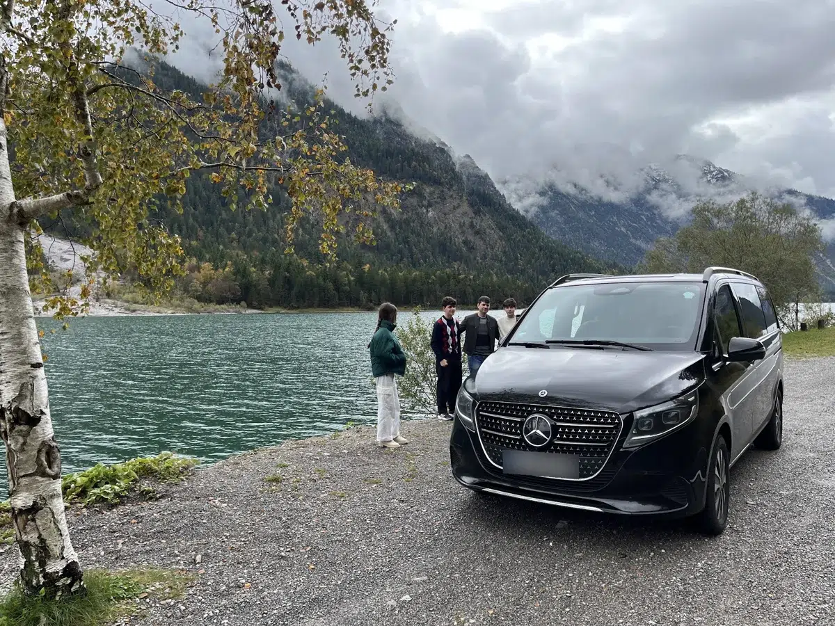 Van de apoio Mercedes-Benz junto a um lago nos Alpes