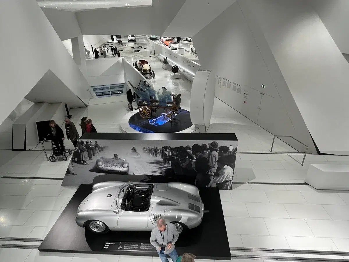 Arquitetura interna e carros em exposição em um museu do automóvel