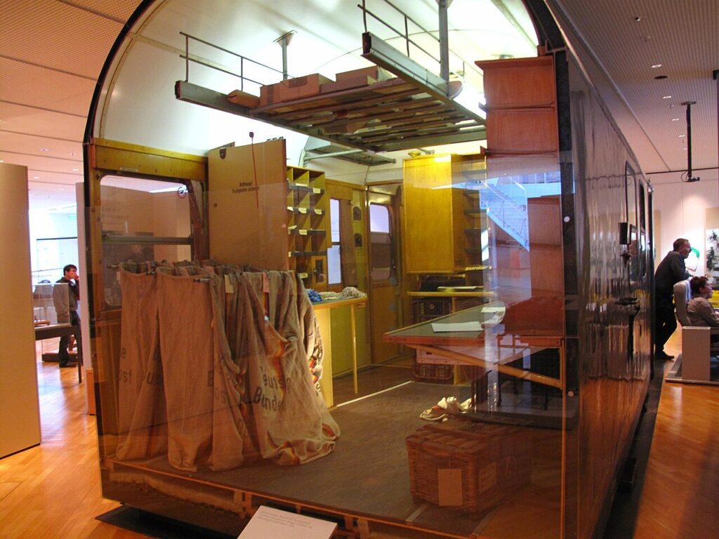 Vagão postal com sacos de correio exposto no Museum für Kommunikation, em Frankfurt