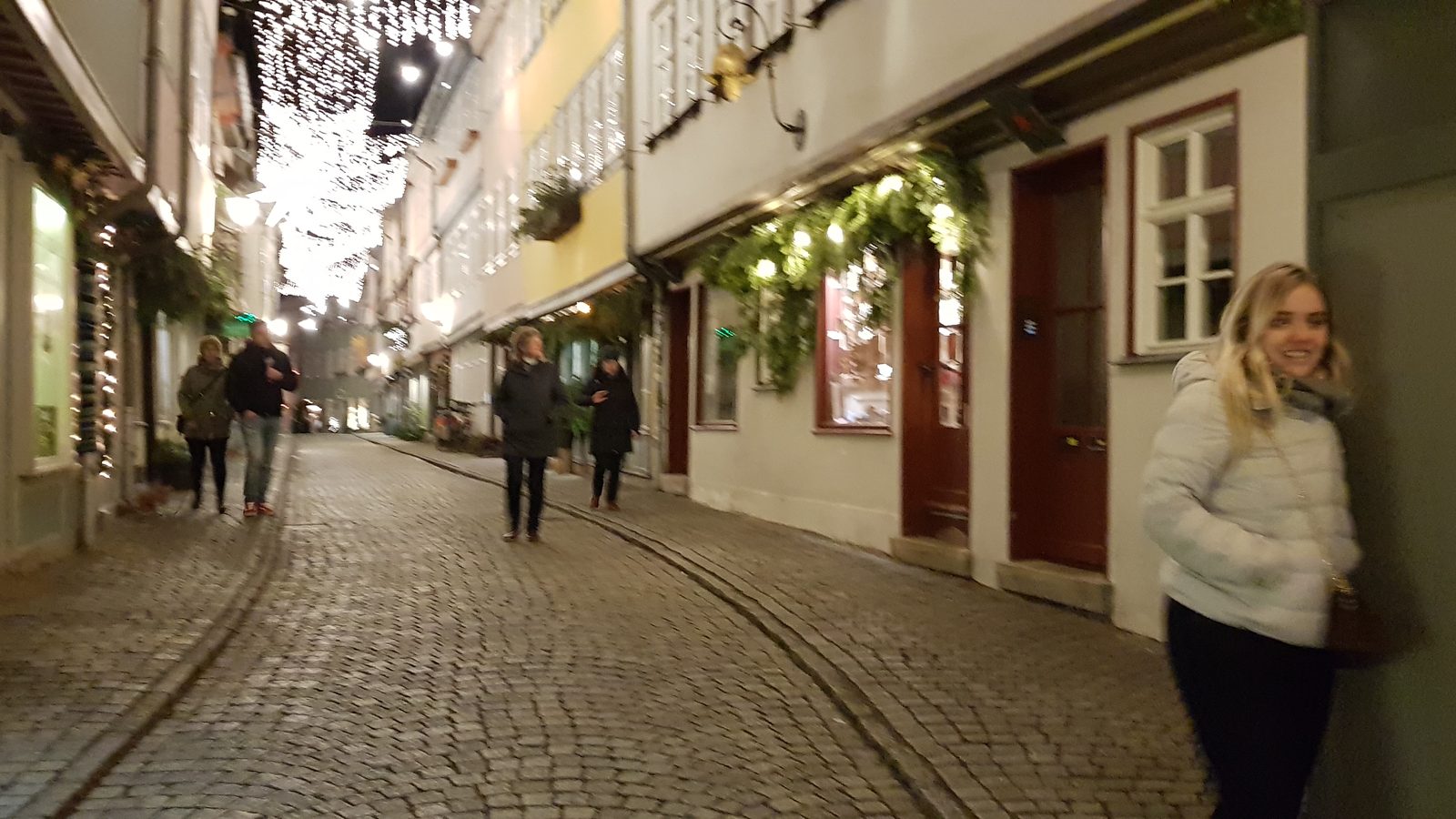Rua da Krämerbrücke em Erfurt iluminada e quase vazia na noite de 25 de dezembro