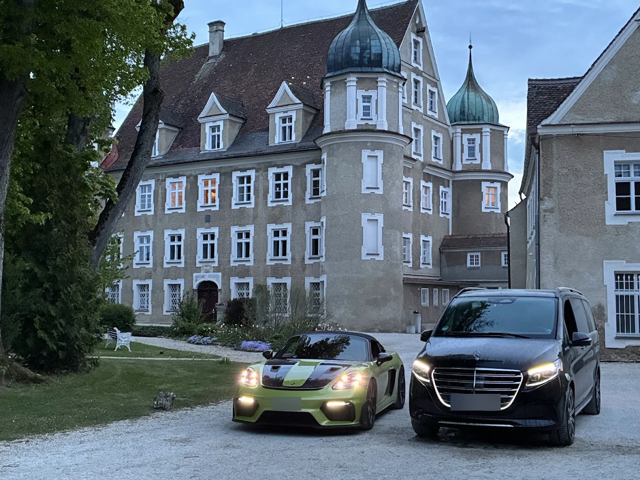 Van Mercedes-Benz e Porsche verde diante de Schloss Hürbel, onde fica o escritório da Viagem Alemanha