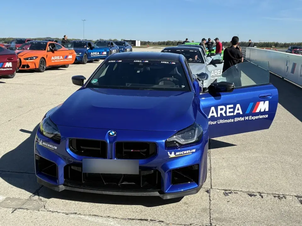 BMW azul em uma área de experiência de direção