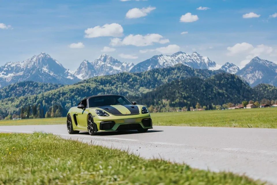 Porsche Spyder RS em uma estrada diante das montanhas dos Alpes