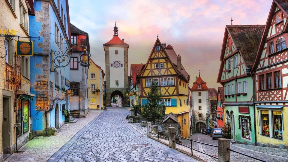 Casas em enxaimel e torres no Plönlein, em Rothenburg ob der Tauber