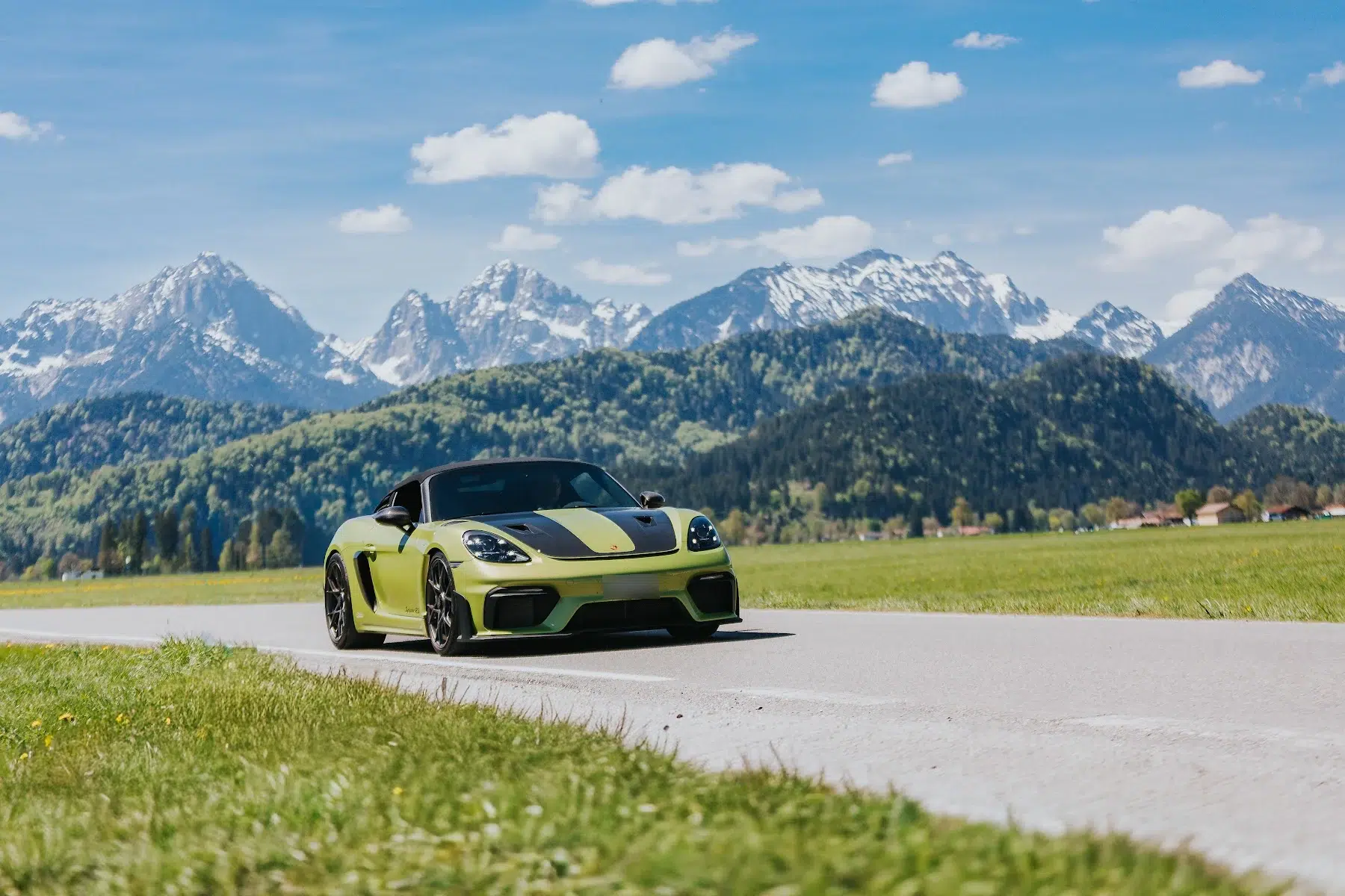 Porsche Spyder RS em uma estrada com montanhas dos Alpes ao fundo