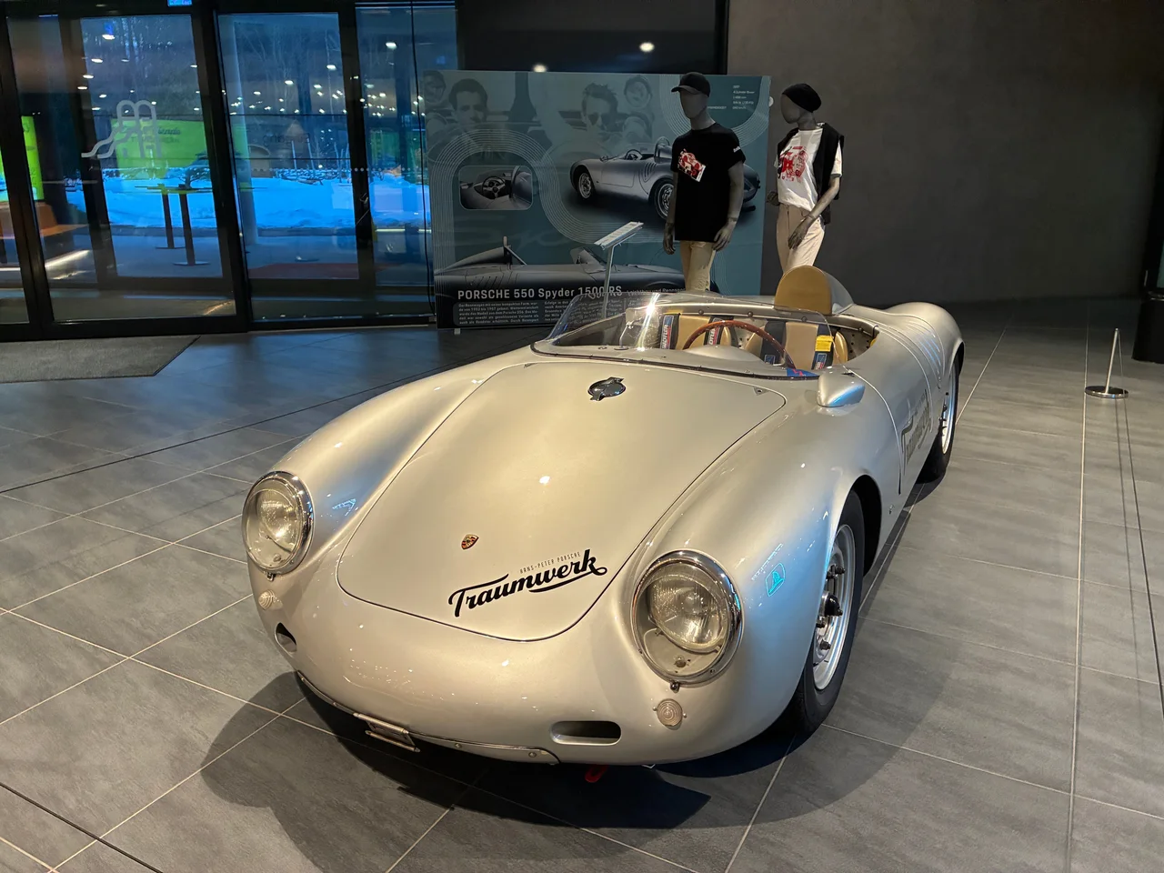 Automóvel esportivo clássico prateado em exposição