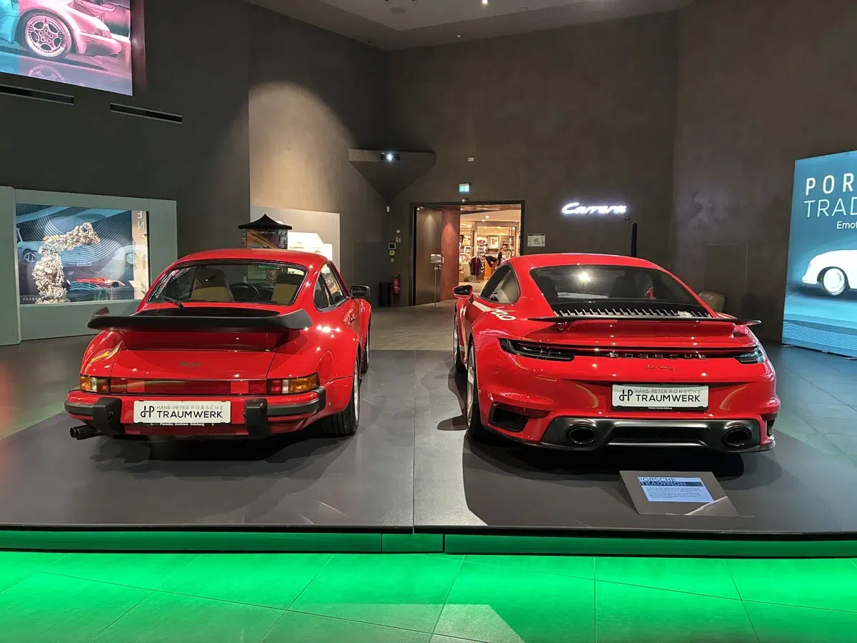 Porsche vermelhos de diferentes gerações em exposição