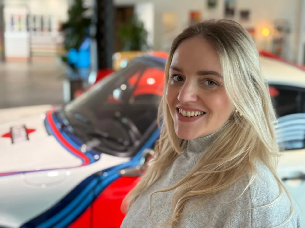 Rafaella durante una visita a una colección de autos. Archivo Viagem Alemanha.