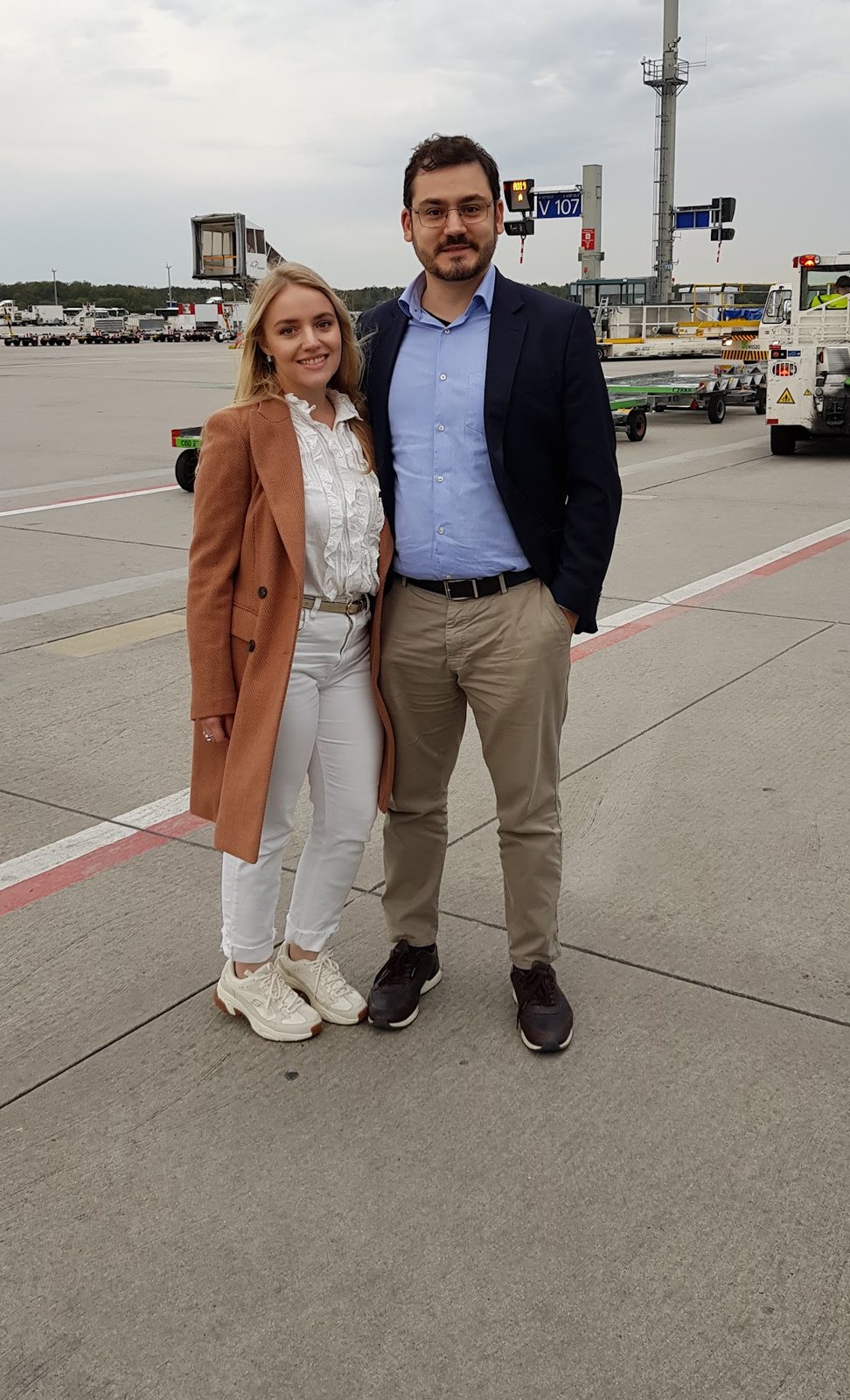 Rafaella Vilafranca e Raphael Almeida, fundadores da Viagem Alemanha, lado a lado na pista do aeroporto de Frankfurt