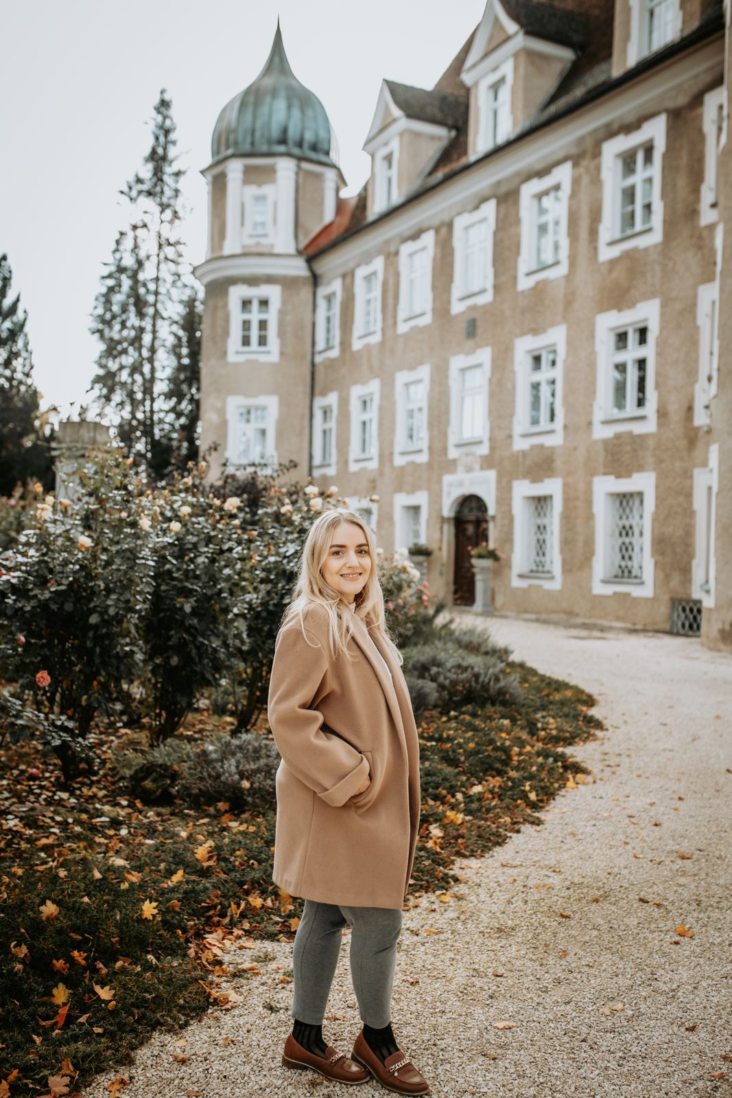 Rafaella Vilafranca em frente ao Schloss Hürbel, sede da Viagem Alemanha