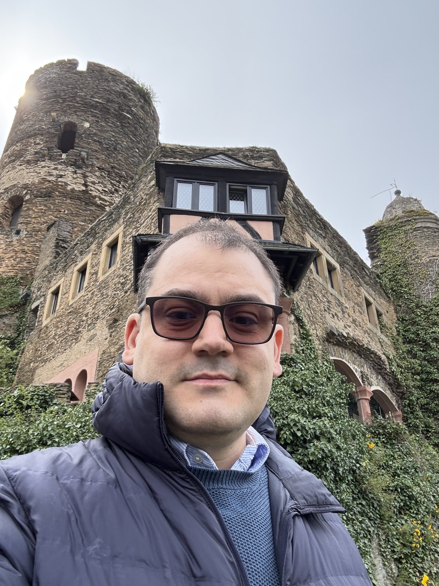 Raphael, cofundador da Viagem Alemanha, em frente às torres do castelo Schönburg, em Oberwesel