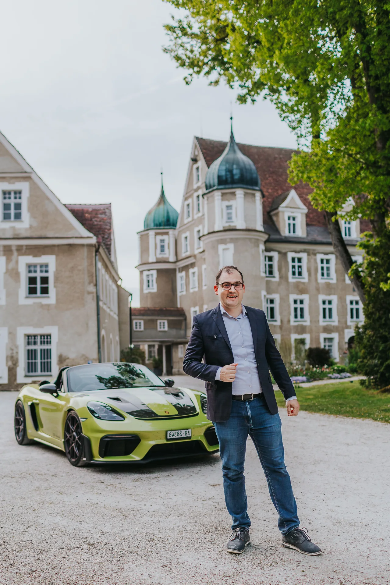 Raphael frente al Schloss Hürbel. Archivo Viagem Alemanha.