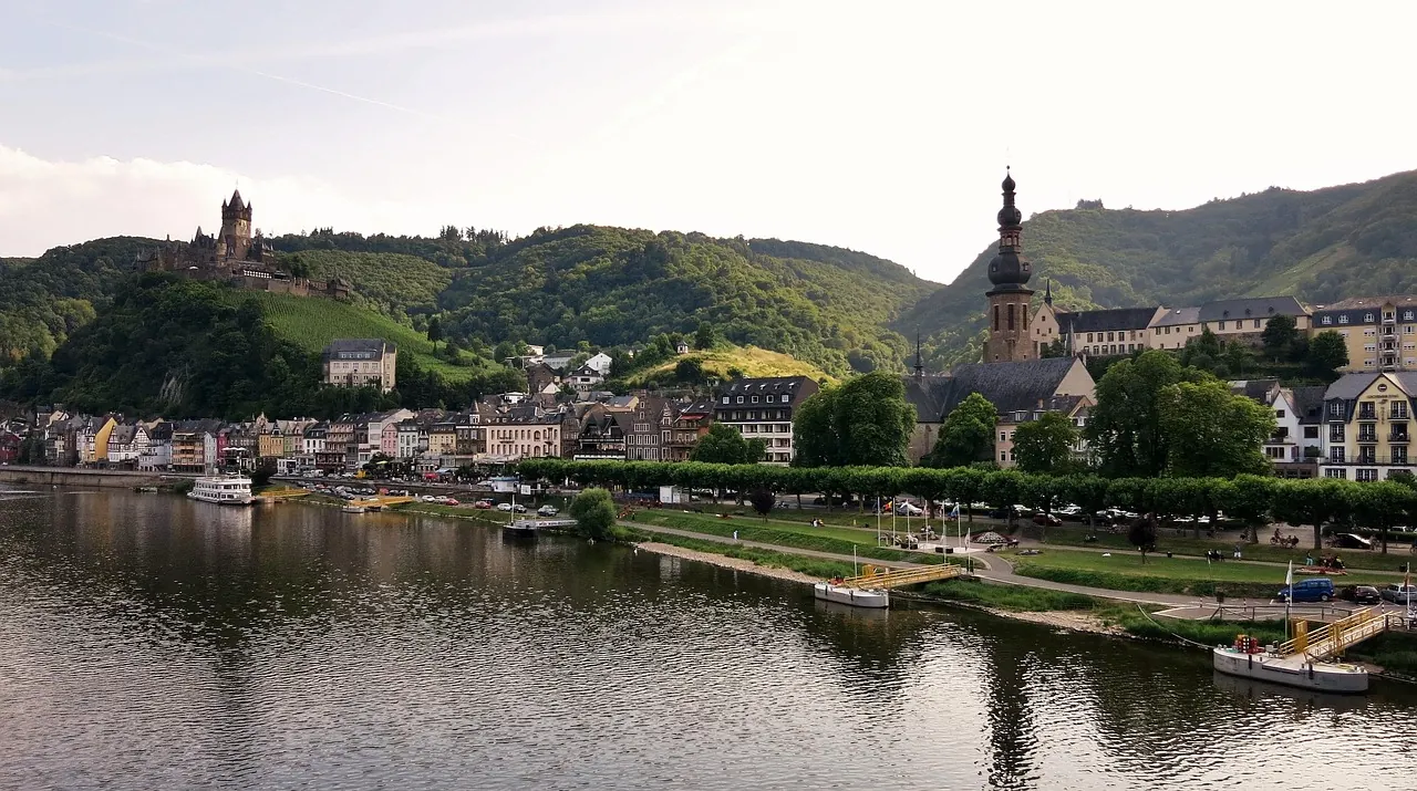Cochem, o rio Mosel e o castelo Reichsburg na colina