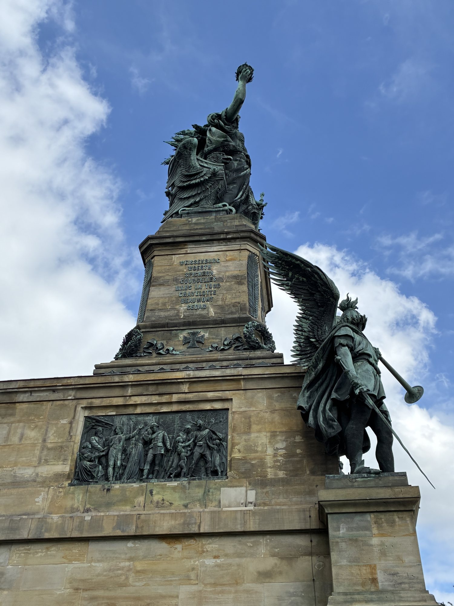 A estátua da Germânia no Niederwalddenkmal, monumento no alto de Rüdesheim, vista de baixo contra o céu azul