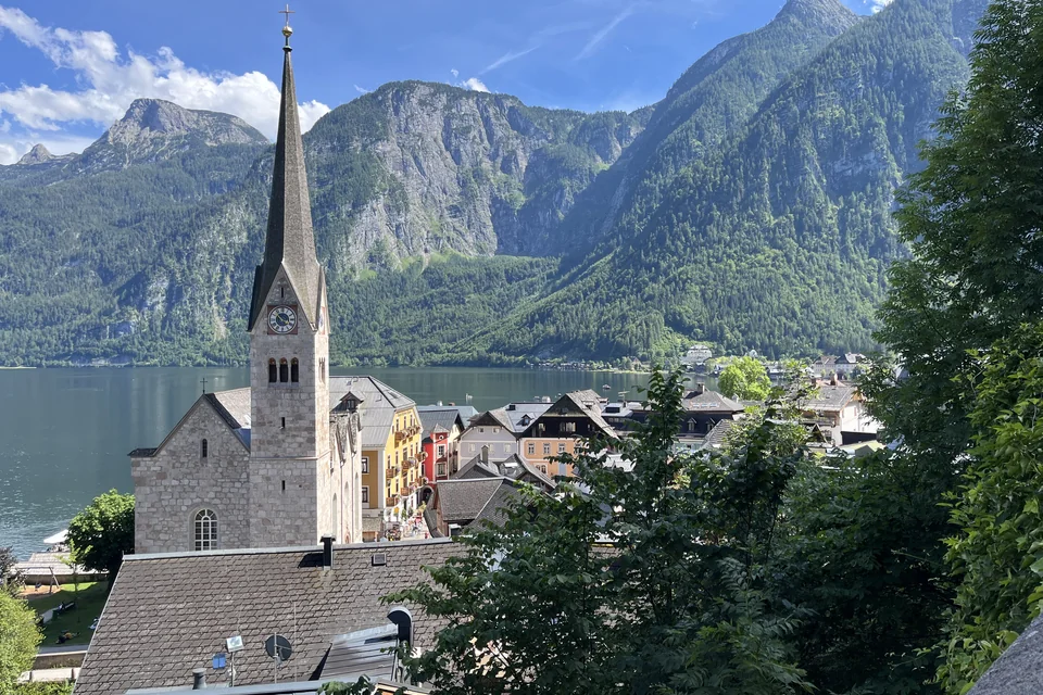 Igreja e casas de Hallstatt às margens do lago Hallstätter See