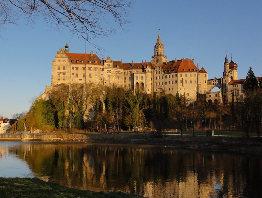 Castillo de Sigmaringen sobre la roca a orillas del Danubio, al atardecer