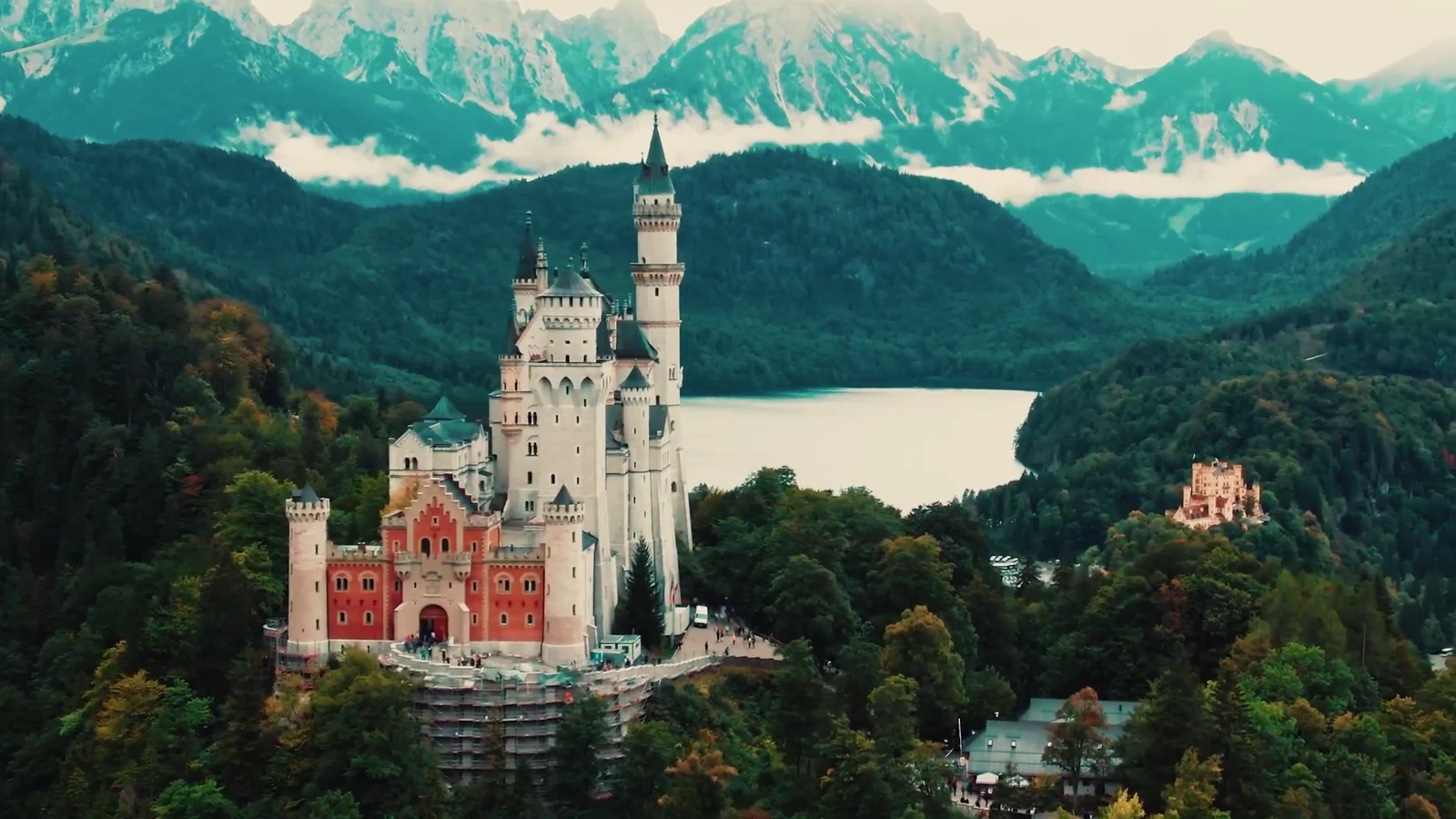 Castelo entre montanhas e lagos, em uma cena do filme Viagem Alemanha