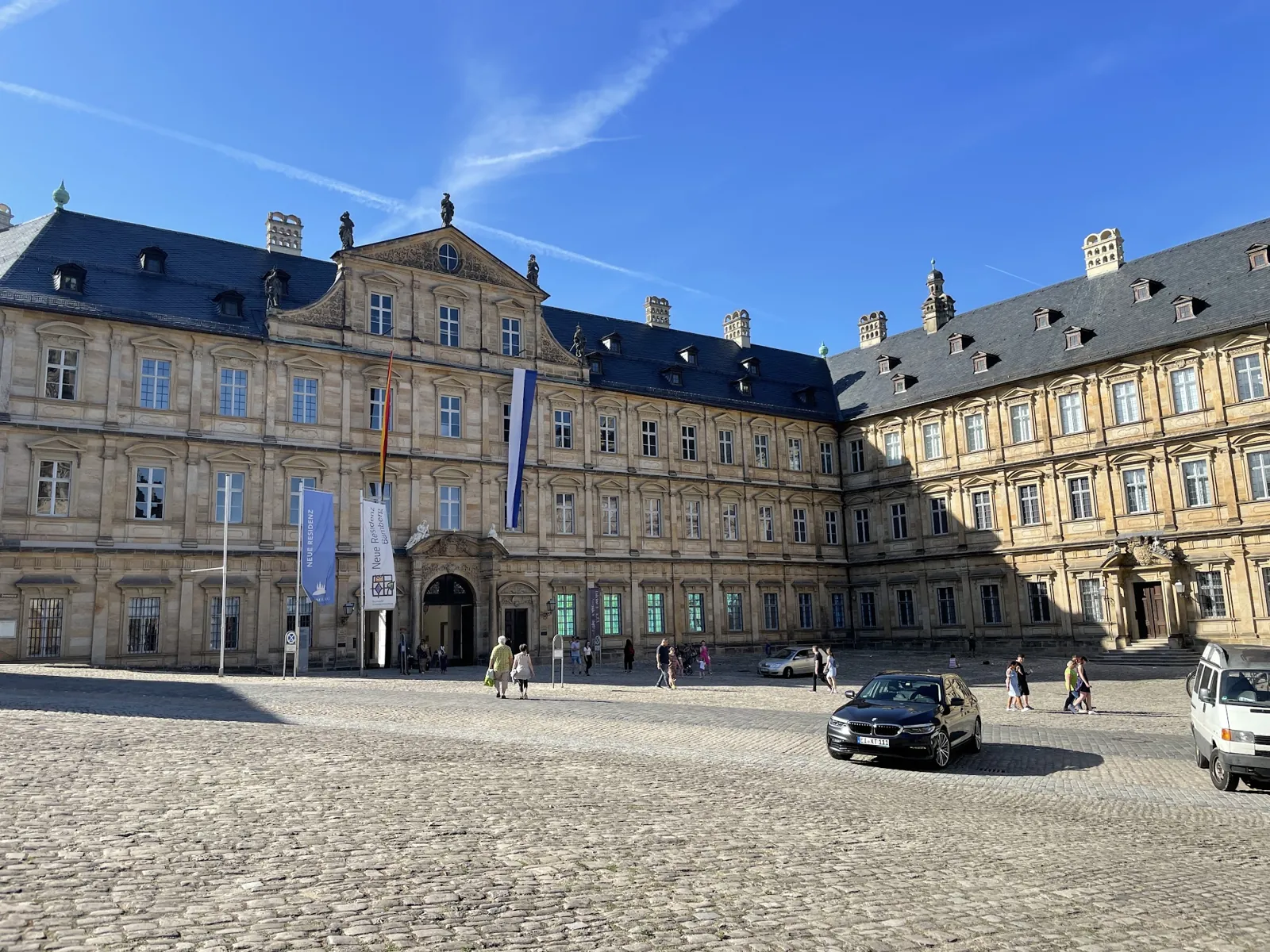 Fachada da Neue Residenz vista da praça Domplatz, em Bamberg