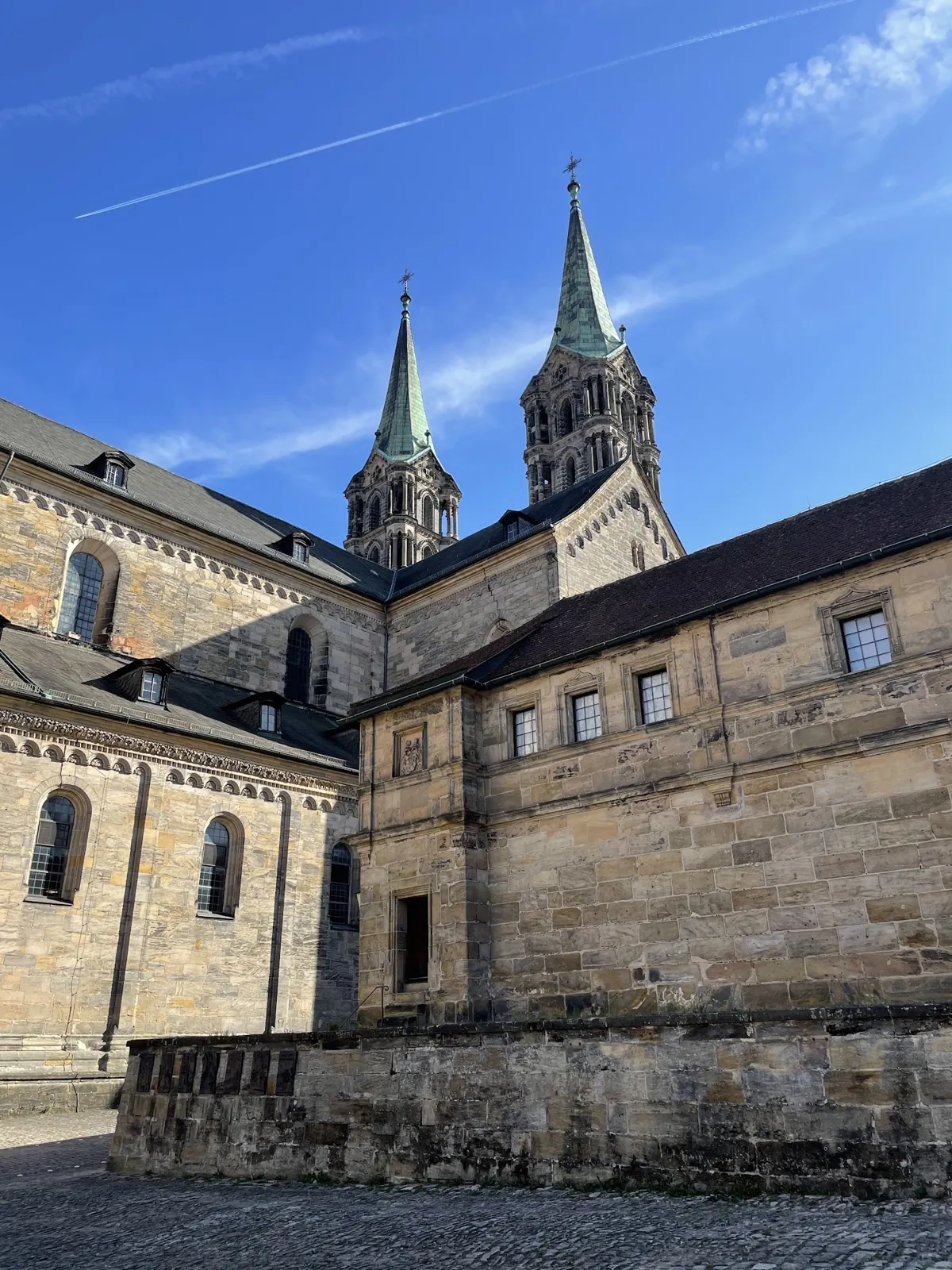 Exterior de pedra da Catedral de Bamberg com torres e telhados