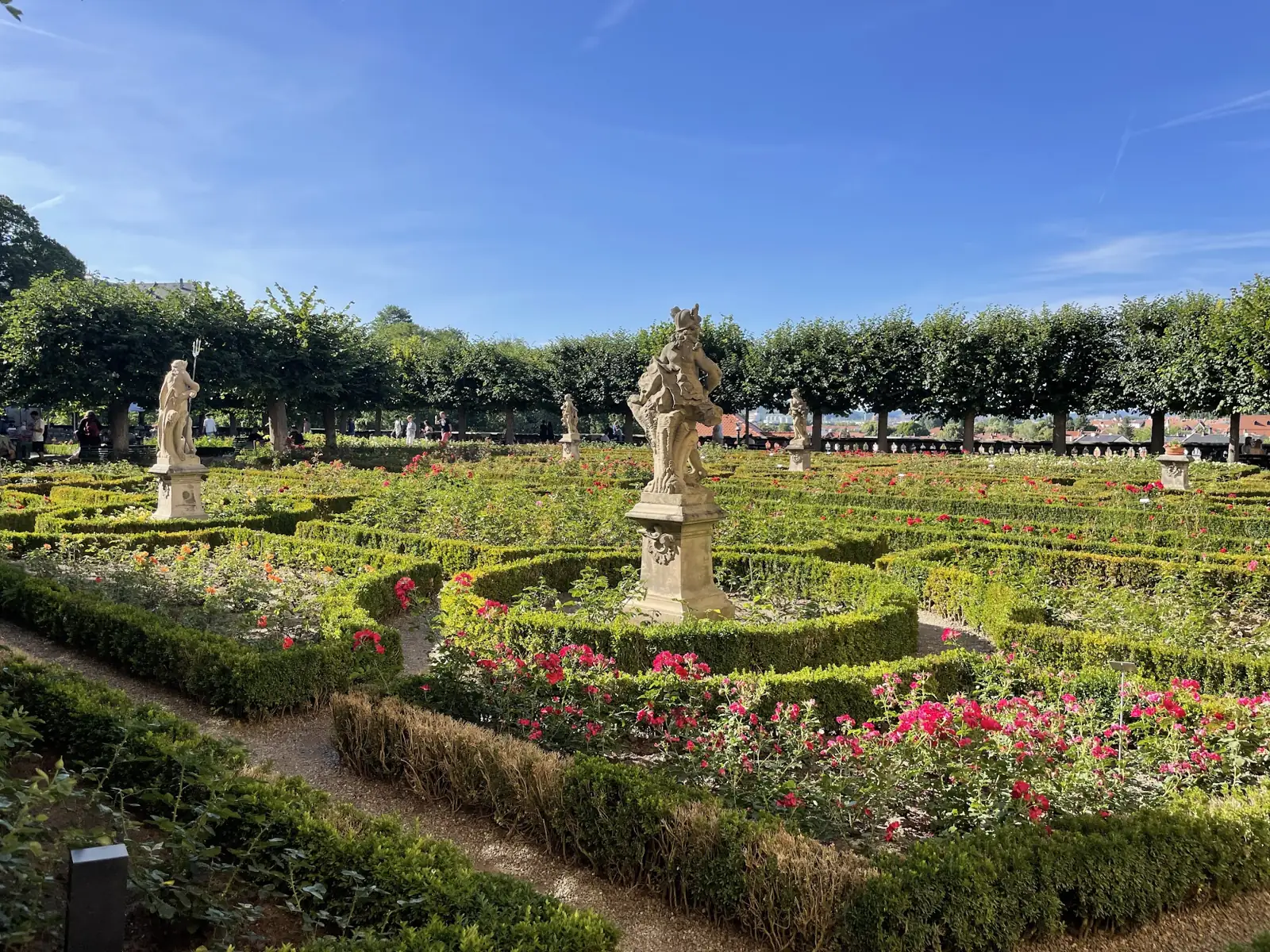 Canteiros de rosas e estátua no jardim Rosengarten da Neue Residenz