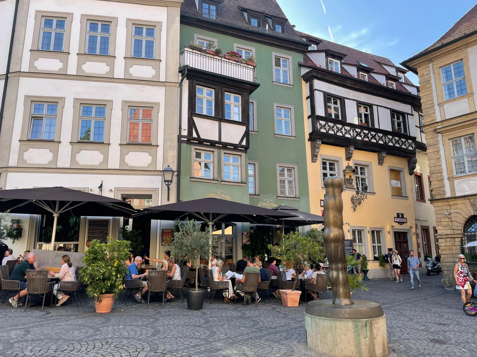 Fachadas históricas e mesas de cafés em uma praça do centro de Bamberg