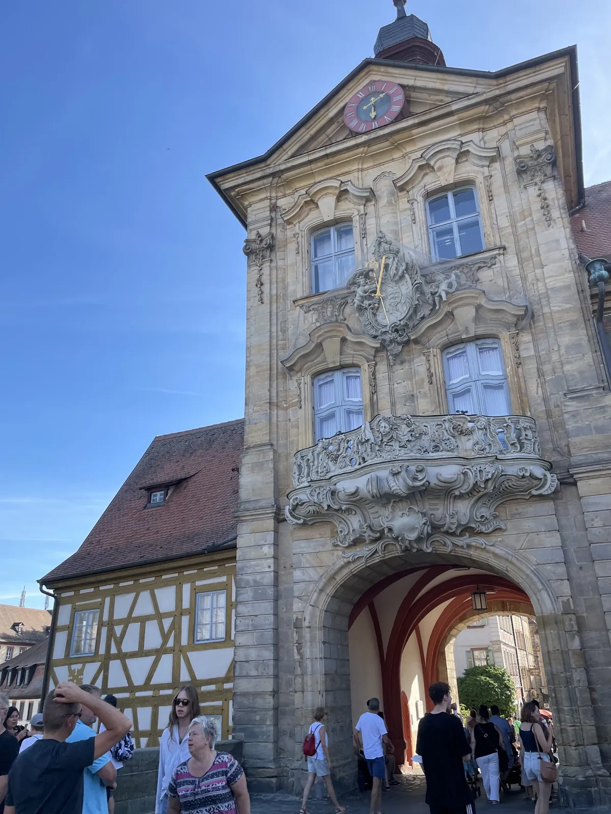 Torre com relógio e arco de passagem da antiga prefeitura de Bamberg