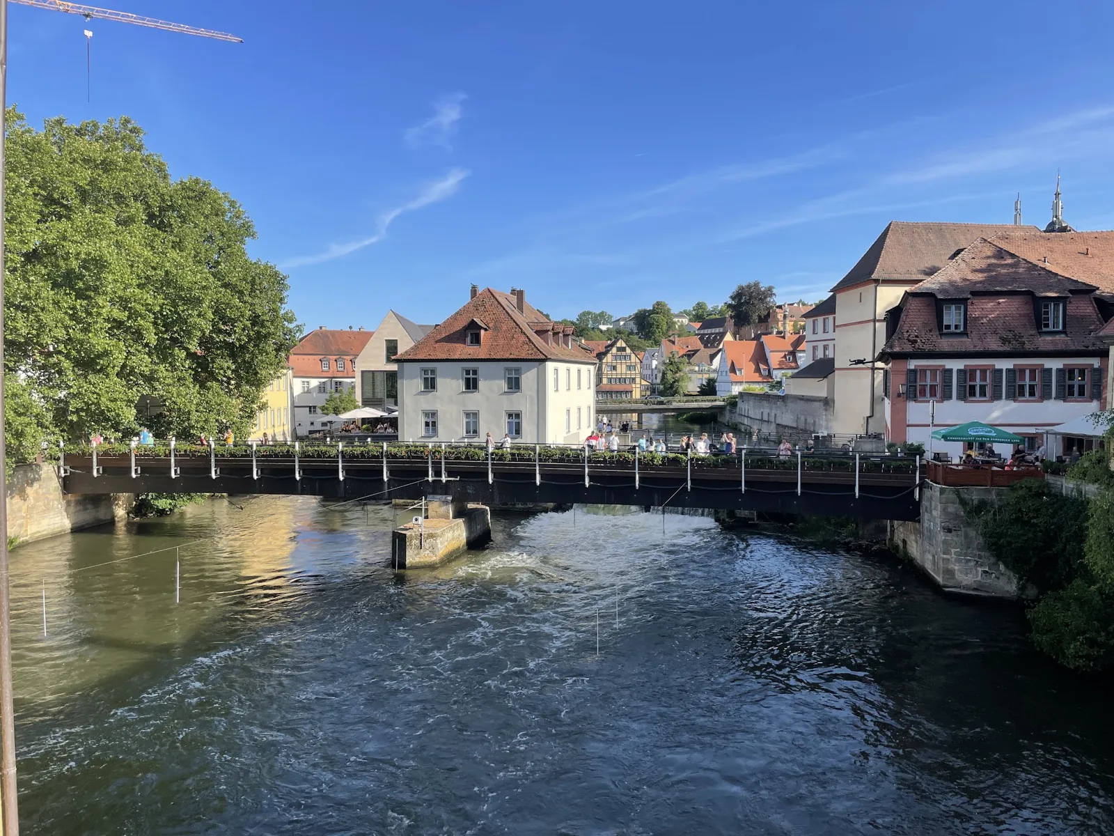 Ponte sobre o Regnitz e edifícios históricos no centro de Bamberg