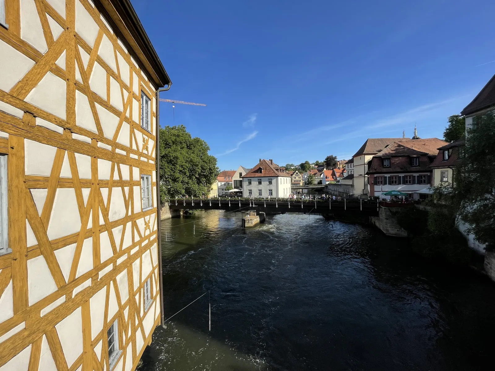 Estrutura de madeira da antiga prefeitura de Bamberg em primeiro plano sobre o rio
