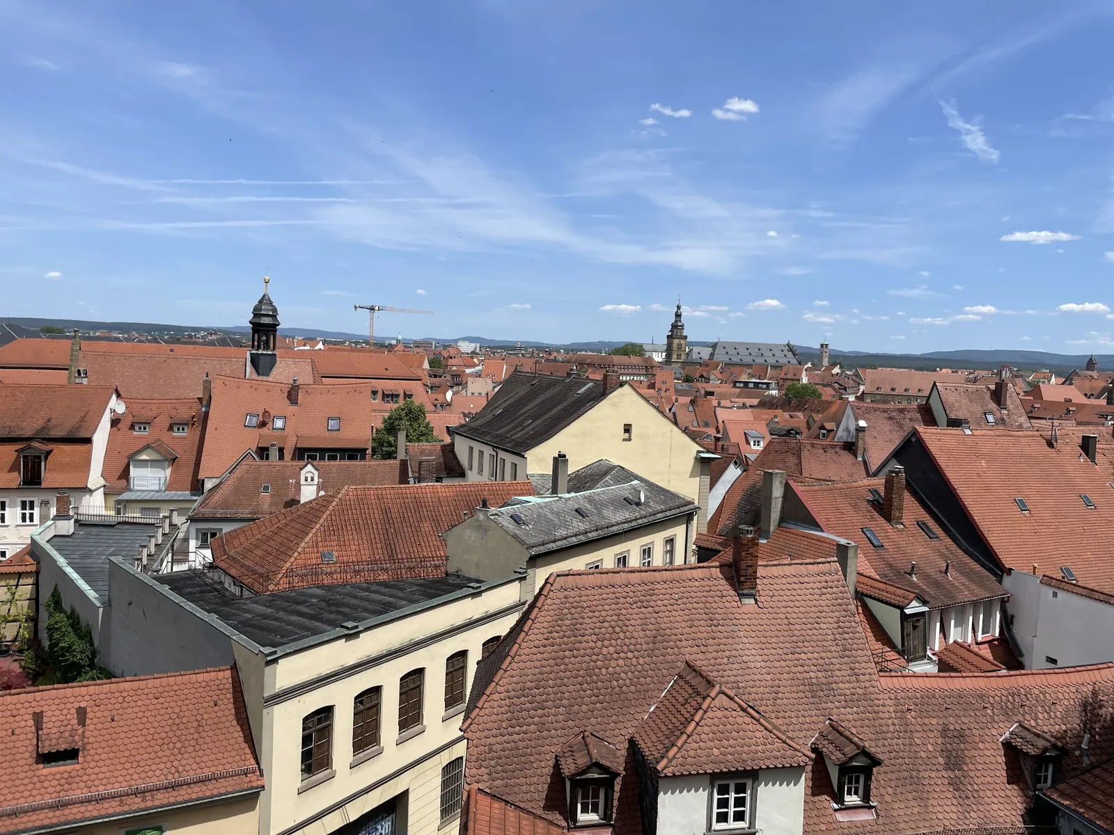 Panorama de telhados vermelhos e torres do centro histórico de Bamberg
