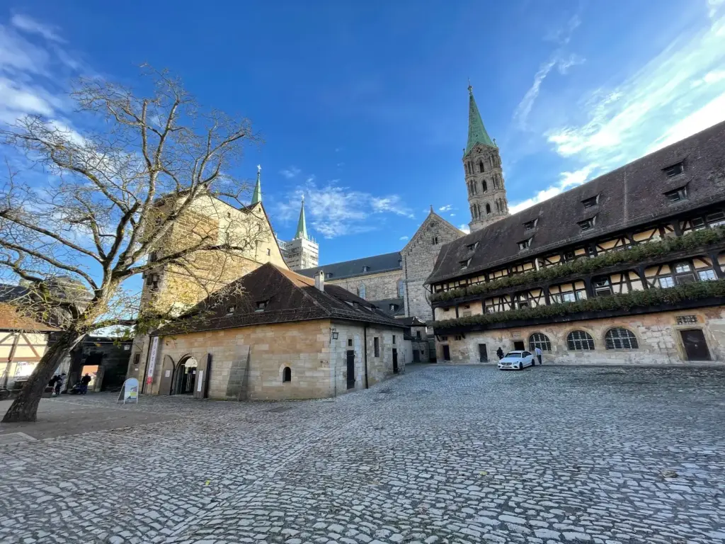 Pátio da Alte Hofhaltung com fachadas enxaimel e torres da Catedral de Bamberg ao fundo