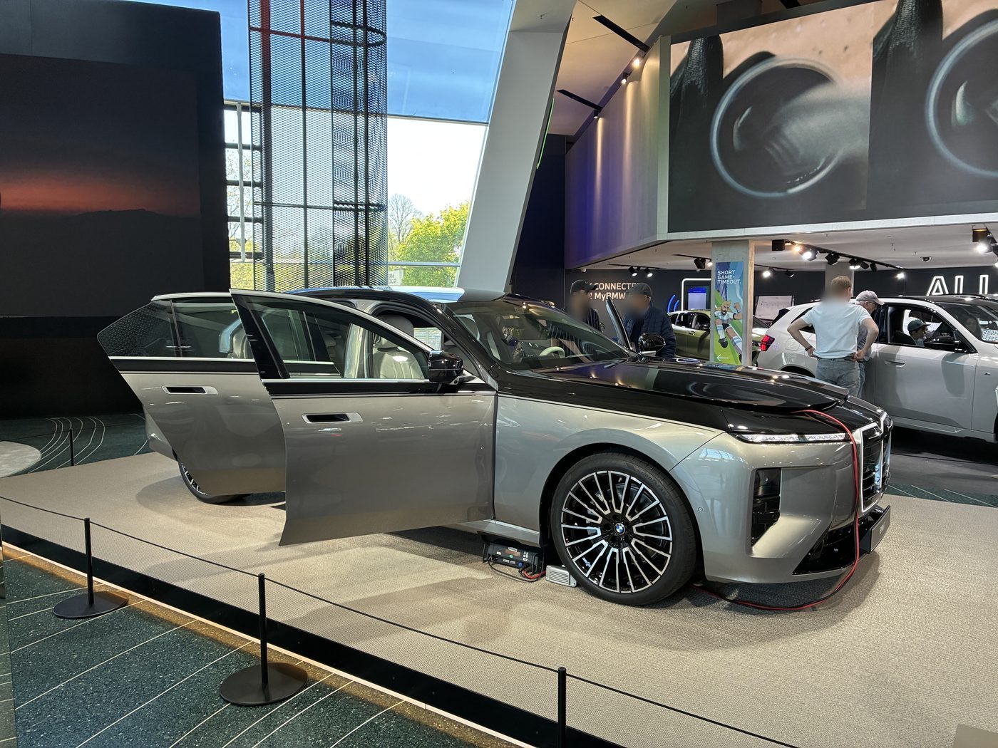 Sedã BMW de grande porte com as portas abertas em exposição no BMW Welt, em Munique