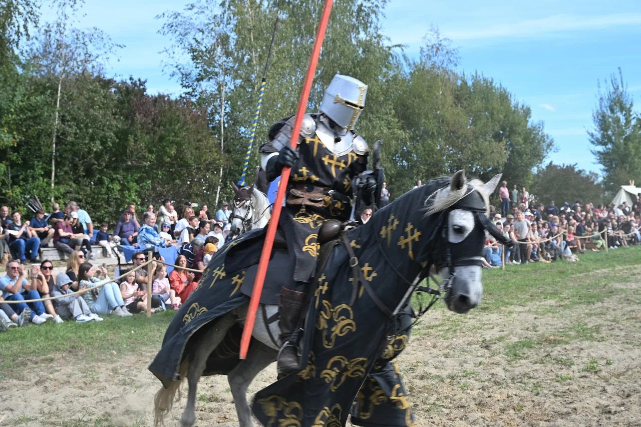 Cavaleiro com armadura e lança em uma apresentação de inspiração medieval