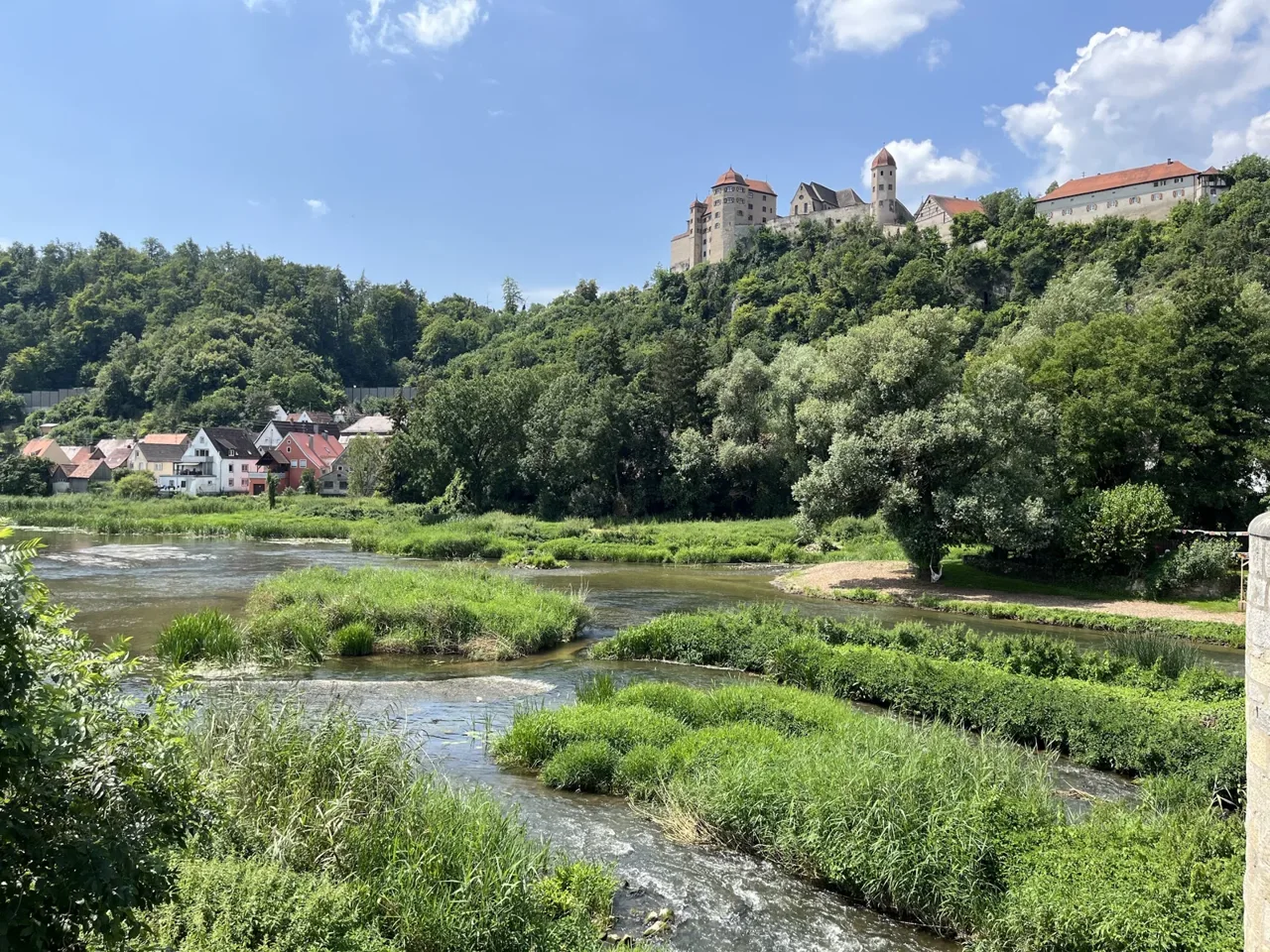 Castelo de Harburg no alto da colina sobre o rio Wörnitz