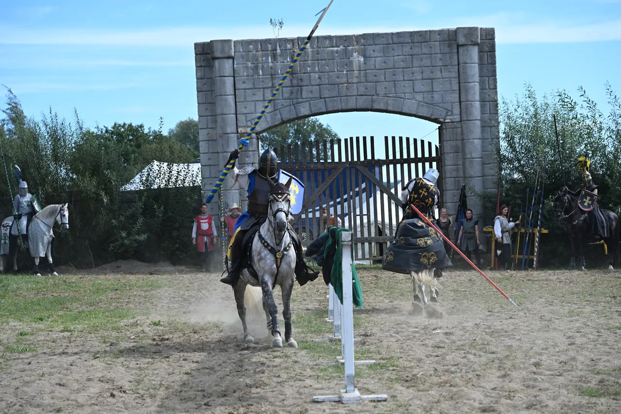 Dois cavaleiros a cavalo em uma demonstração de justa