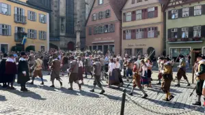 Cortejo da Kinderzeche diante dos edifícios históricos de Dinkelsbühl