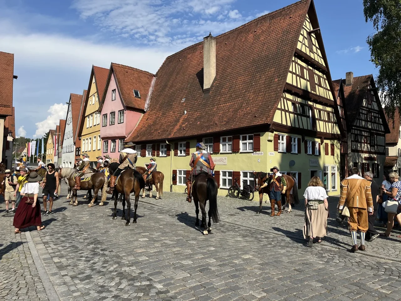 Participantes e cavalos da Kinderzeche junto a casas de enxaimel em Dinkelsbühl