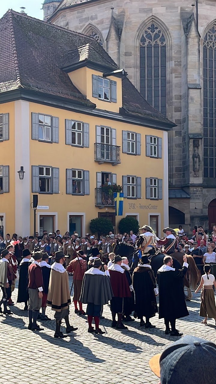 Público e participantes da Kinderzeche junto ao Münster St. Georg em Dinkelsbühl
