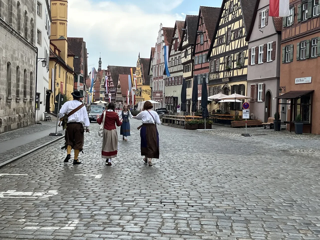 Participantes da Kinderzeche em trajes históricos nas ruas de Dinkelsbühl