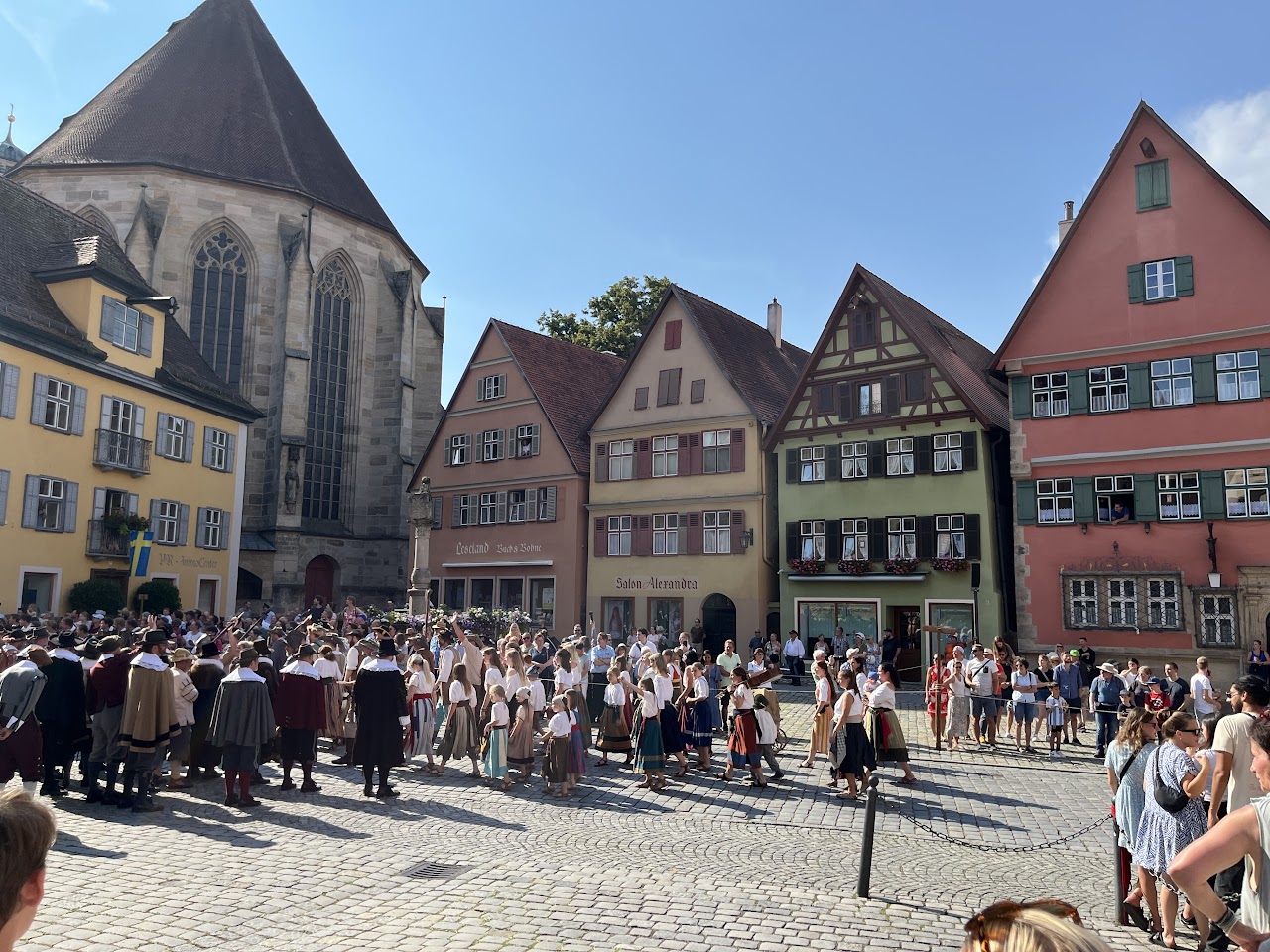 Participantes da Kinderzeche diante da igreja de St. Georg em Dinkelsbühl