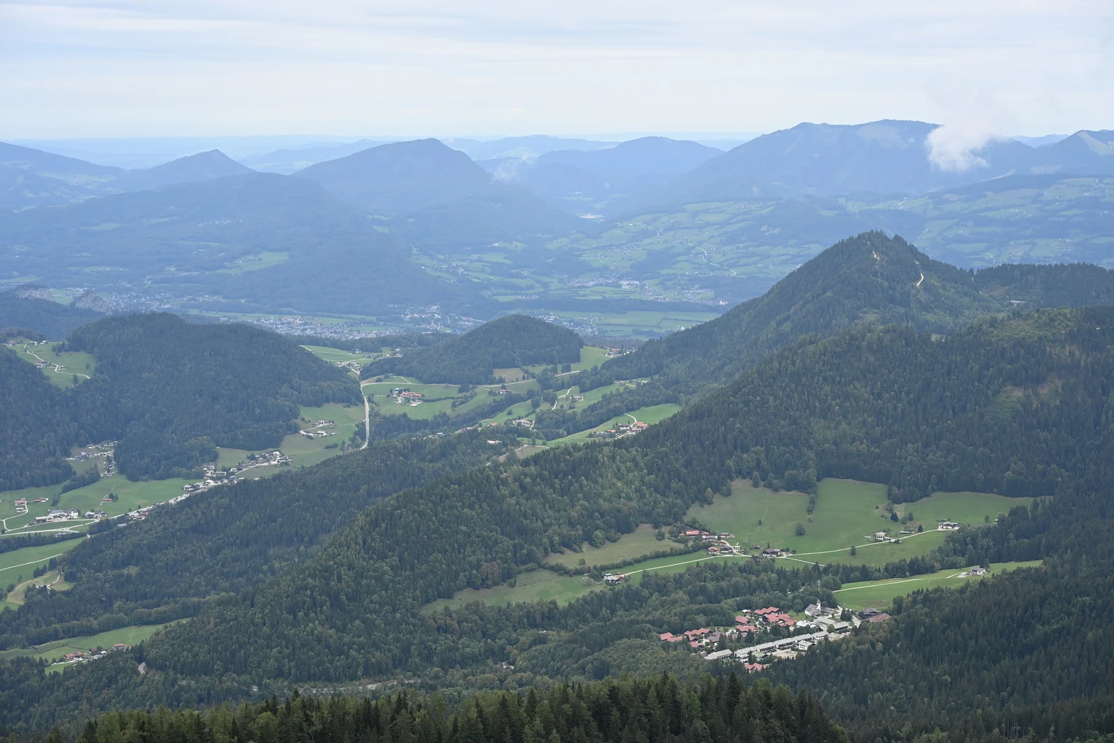 Vales, campos e montanhas vistos do Kehlstein, sob céu nublado