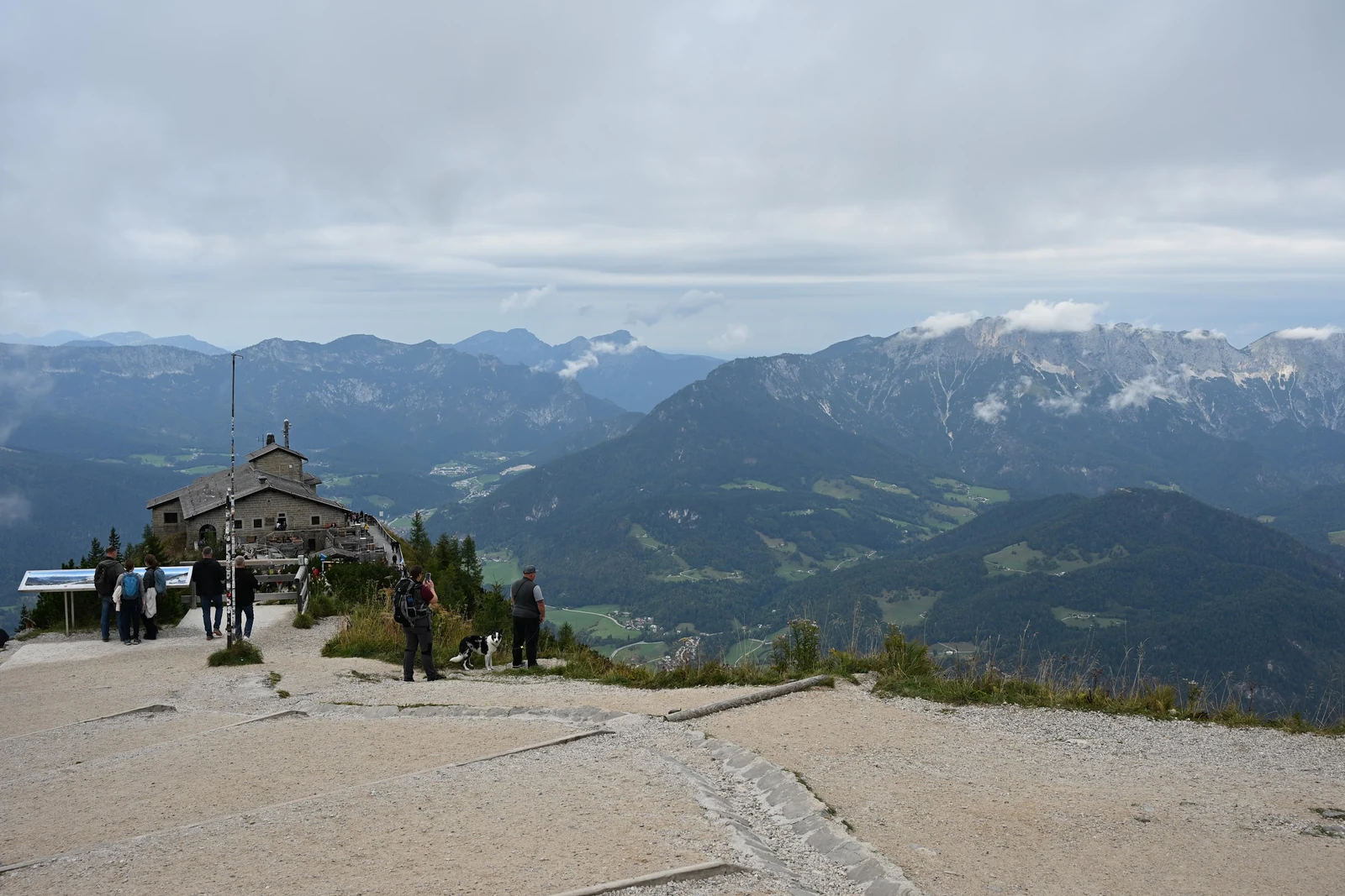 Kehlsteinhaus e caminho na crista com visitantes de costas e montanhas ao fundo