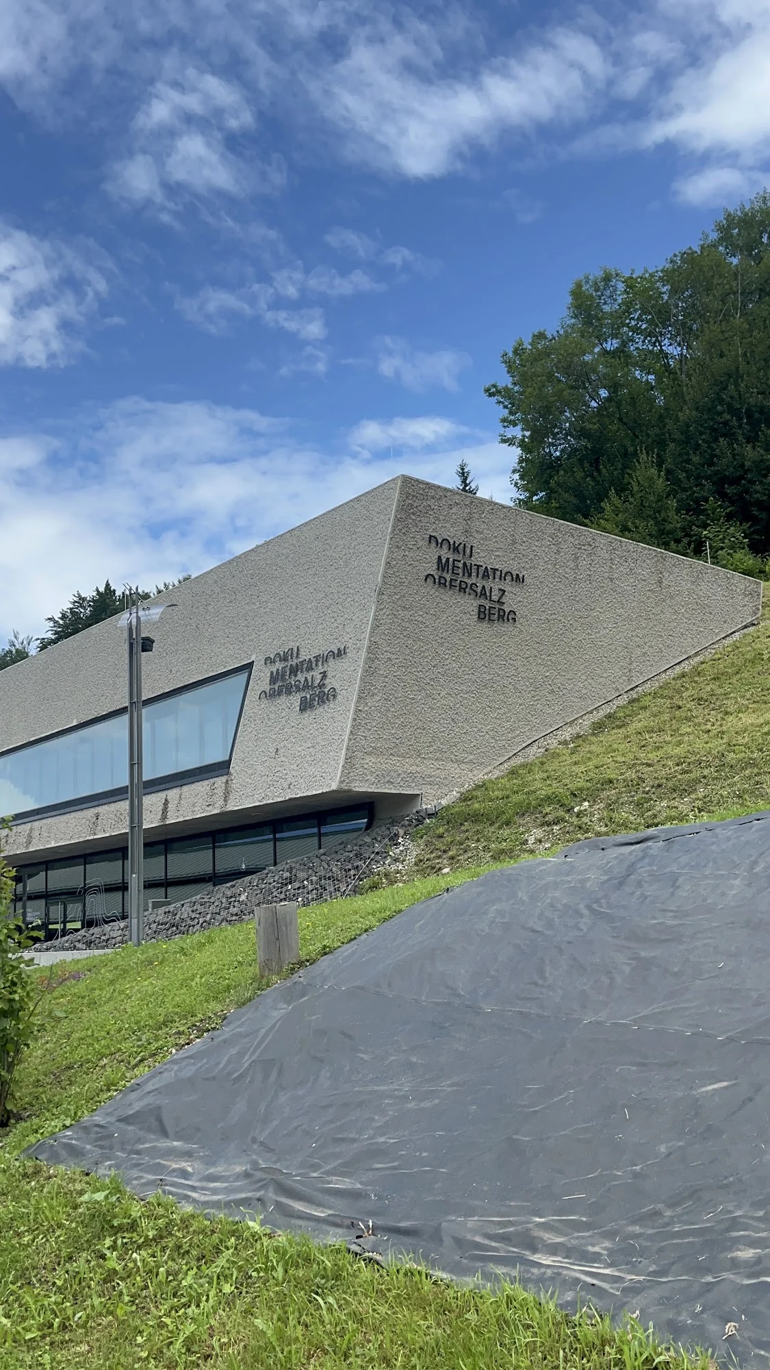 Fachada da Dokumentation Obersalzberg, com o nome da instituição nas paredes inclinadas